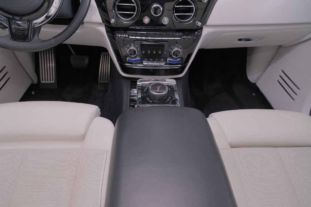 Used 2022 Rolls-Royce Phantom Sedan w/ The Phantom Package RWD image 43