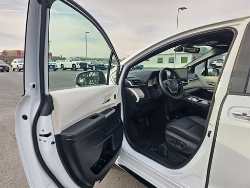 Used 2025 Toyota Sienna Platinum image 17