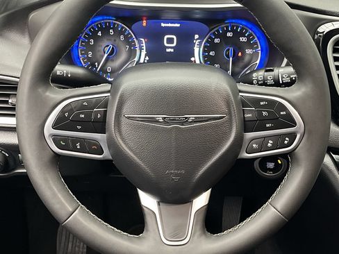 Used 2025 Chrysler Pacifica Select FWD image 15