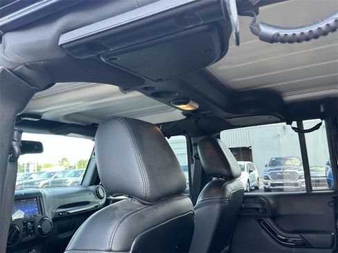 Used 2015 Jeep Wrangler Unlimited Sahara image 16
