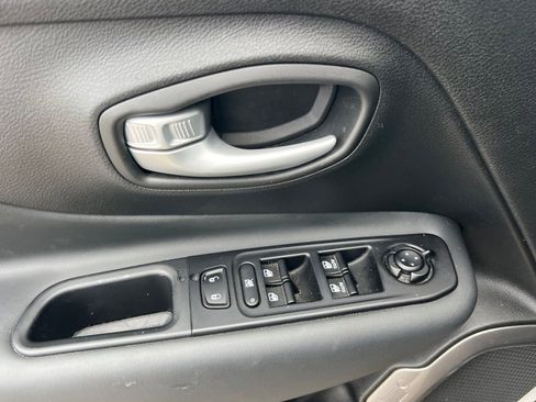 Used 2023 Jeep Renegade Latitude image 11