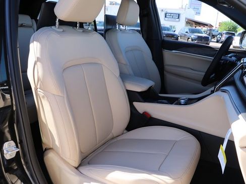 New 2024 Jeep Grand Cherokee Limited 4xe w/ Luxury Tech Group II image 39