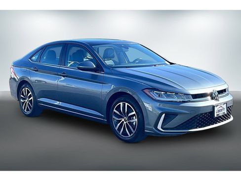 Used 2025 Volkswagen Jetta SE FWD image 3