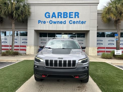Used 2019 Jeep Cherokee Trailhawk AWD/4WD image 2