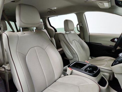 Used 2018 Chrysler Pacifica Limited image 28