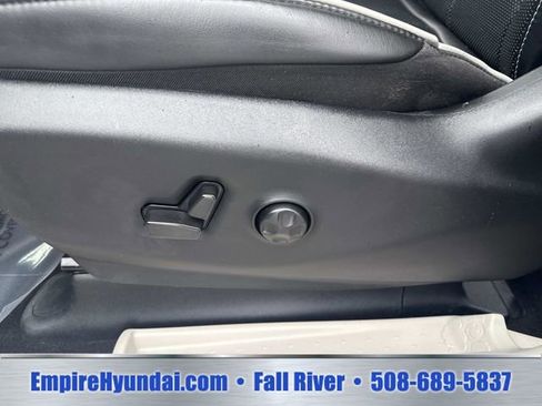 Used 2023 Chrysler Pacifica Limited FWD image 20