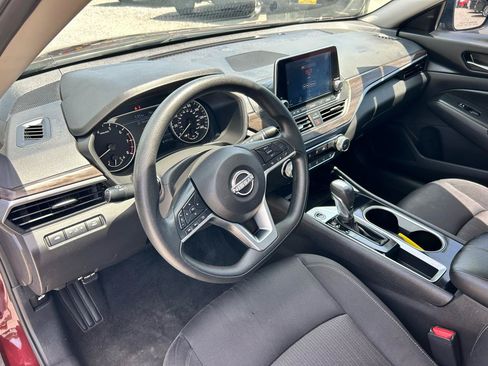 Used 2024 Nissan Altima 2.5 SV FWD image 6