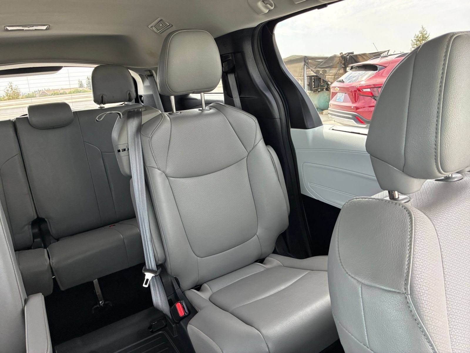 Used 2025 Toyota Sienna XLE FWD image 39