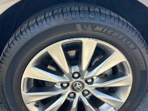 Used 2017 Toyota Camry XLE FWD image 5