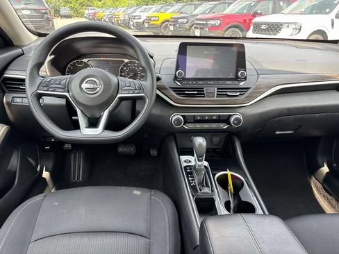 Used 2024 Nissan Altima 2.5 SV FWD image 15