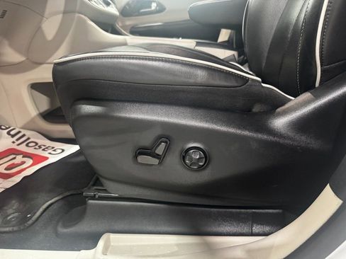 Used 2023 Chrysler Pacifica Limited image 19