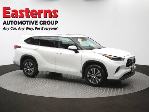 Used 2021 Toyota Highlander XLE AWD/4WD image 49