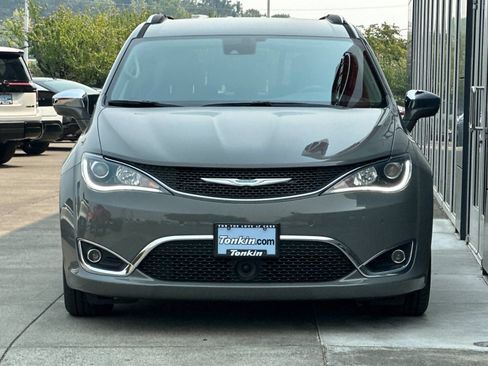 Used 2020 Chrysler Pacifica Limited w/ Advanced Safetytec Group FWD image 8