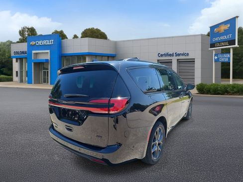 Used 2023 Chrysler Pacifica Touring-L w/ S Appearance Package AWD/4WD image 4