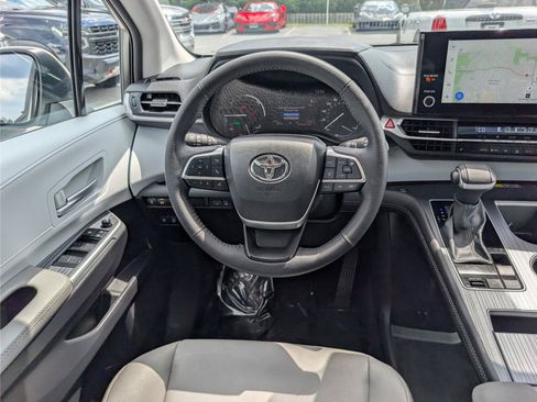 Used 2025 Toyota Sienna XLE AWD/4WD image 21