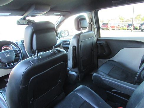 Used 2019 Dodge Grand Caravan SXT image 17
