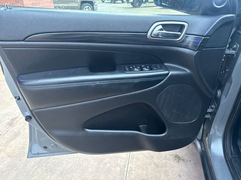 Used 2019 Jeep Grand Cherokee Laredo image 17