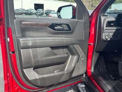 New 2026 Chevrolet Suburban Z71 image 12