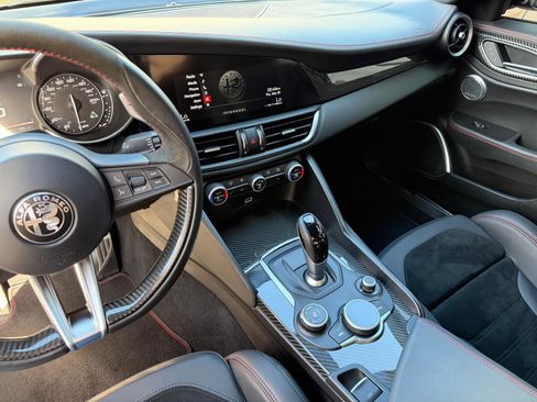 Used 2017 Alfa Romeo Giulia Quadrifoglio RWD image 39