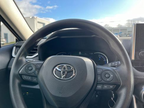 Used 2025 Toyota RAV4 LE image 27