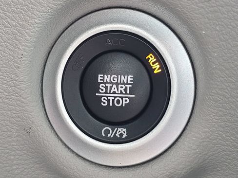 Used 2024 Chrysler Pacifica Touring-L FWD image 5