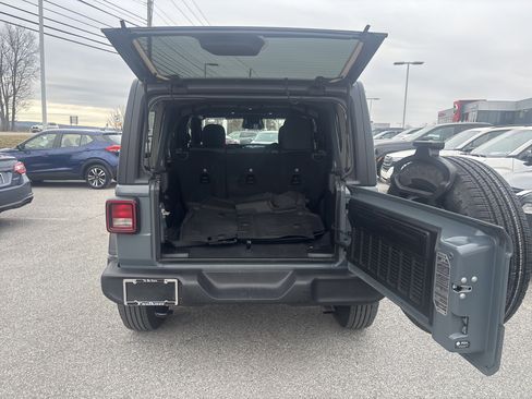 Used 2025 Jeep Wrangler Sport S image 5