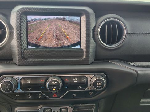 Used 2018 Jeep Wrangler Unlimited Sahara AWD/4WD image 27