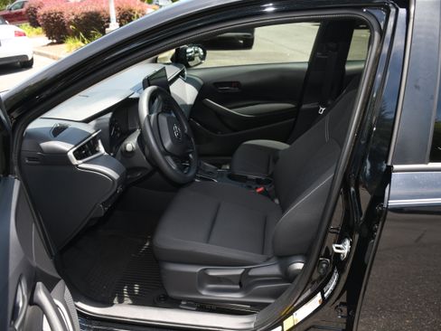 Used 2025 Toyota Corolla LE FWD image 7