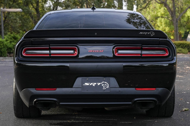 Used 2016 Dodge Challenger SRT Hellcat RWD image 7