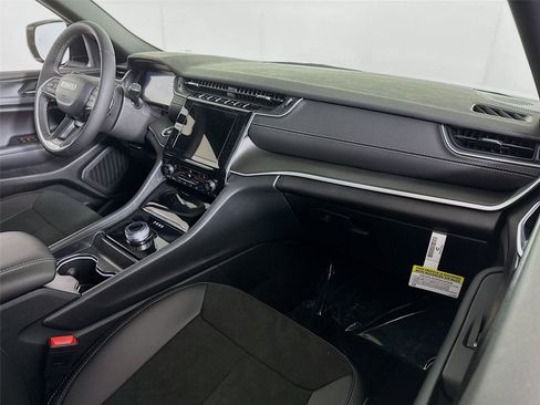 New 2025 Jeep Grand Cherokee Altitude image 22