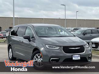 Used 2023 Chrysler Pacifica Touring-L FWD video 1