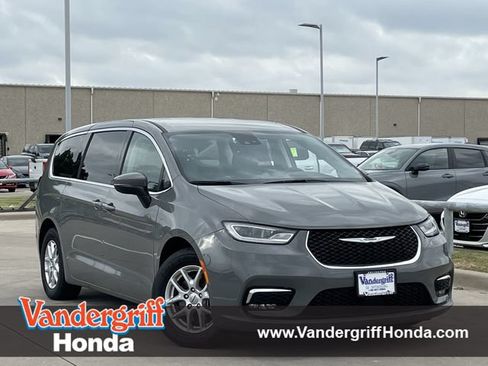 Used 2023 Chrysler Pacifica Touring-L FWD image 1