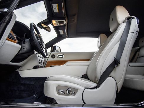 Used 2016 Rolls-Royce Dawn RWD image 30