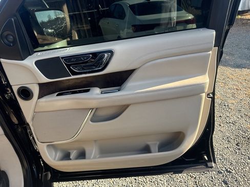 Used 2019 Lincoln Navigator Reserve image 13
