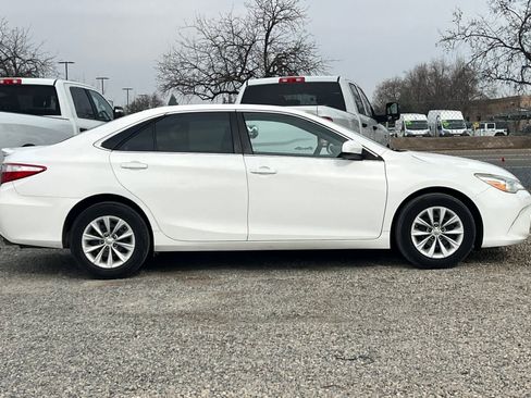 Used 2015 Toyota Camry LE image 9