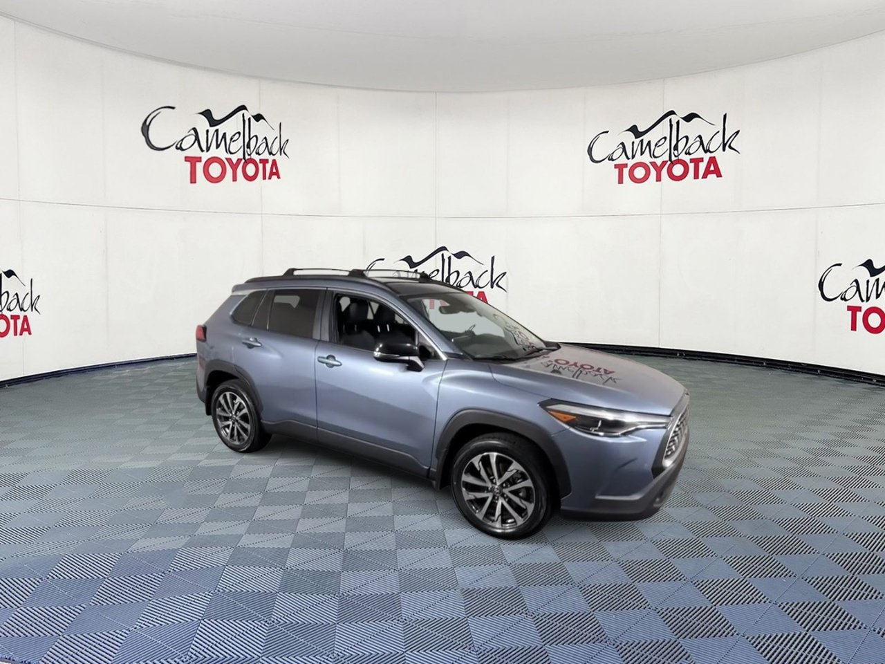 Used 2025 Toyota Corolla Cross XLE w/ Convenience Package FWD image 2