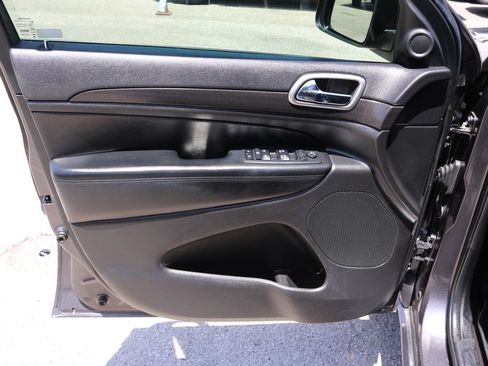Used 2017 Jeep Grand Cherokee Altitude RWD image 11