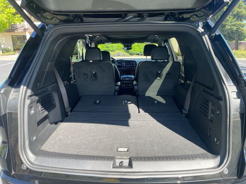 Used 2024 Chevrolet Traverse RS FWD image 49