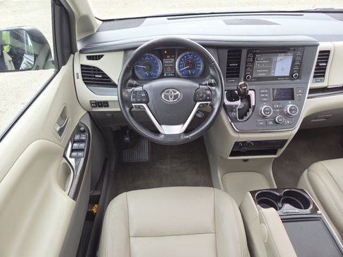Used 2019 Toyota Sienna XLE w/ XLE Navigation Package AWD/4WD image 25