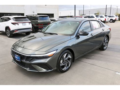 Certified 2025 Hyundai Elantra Sport FWD image 3