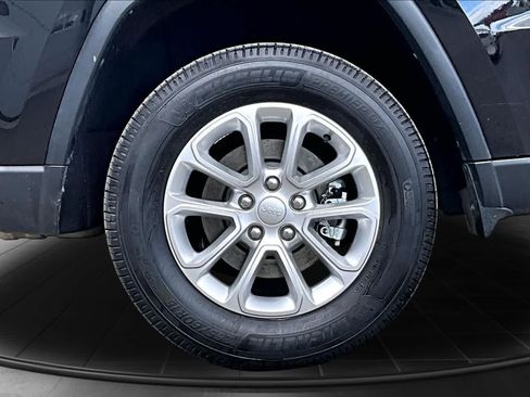 Used 2022 Jeep Grand Cherokee Laredo E AWD/4WD image 36