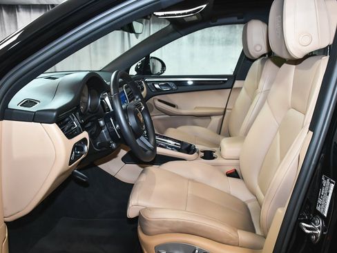 Used 2025 Porsche Macan image 44