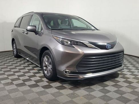 Used 2024 Toyota Sienna XLE FWD image 3