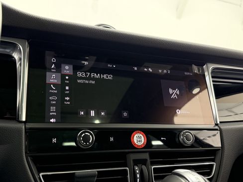 Certified 2025 Porsche Macan image 39