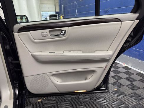 Used 2011 Cadillac DTS Premium image 32