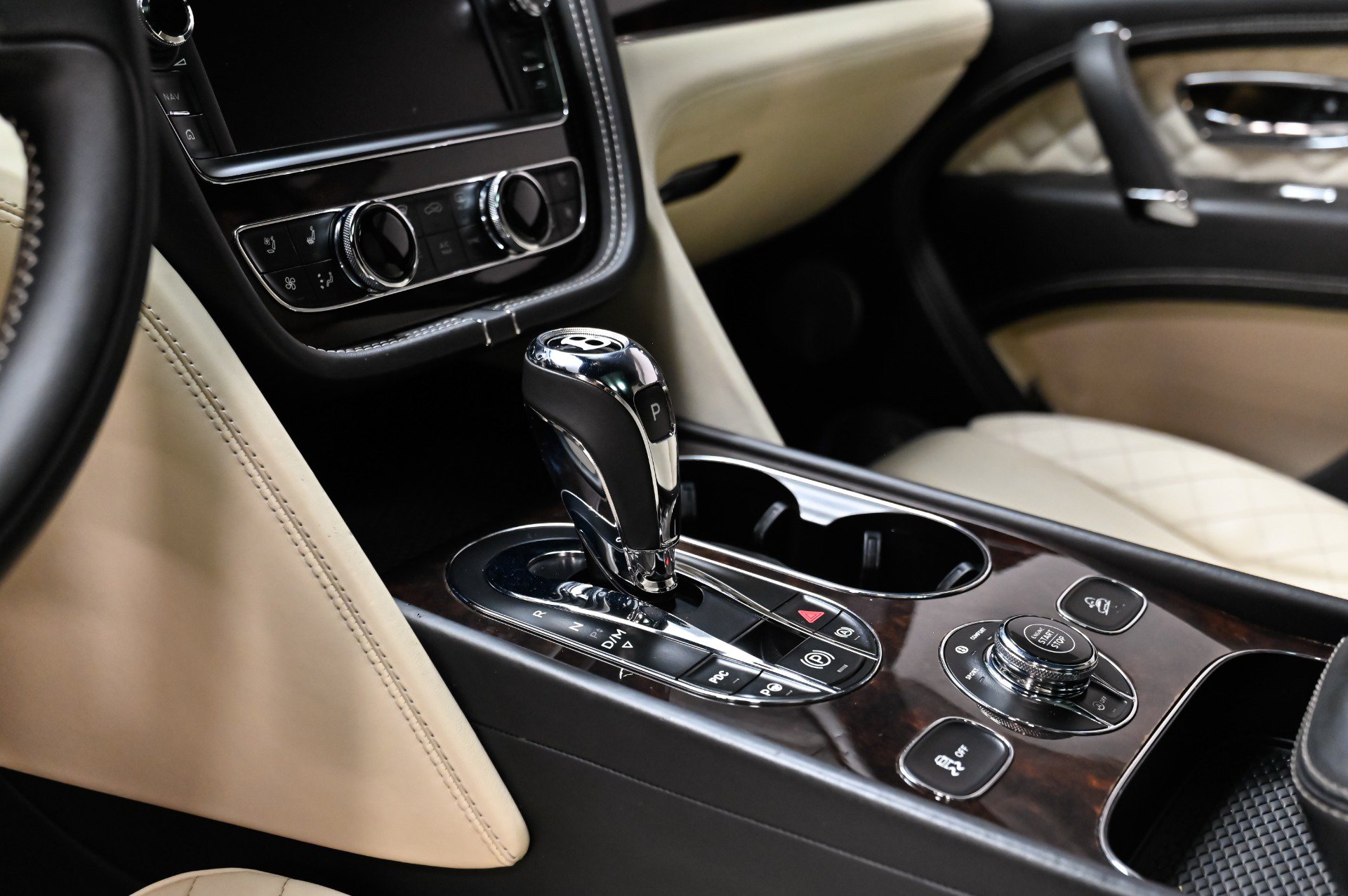 Used 2018 Bentley Bentayga w/ Black Specification AWD/4WD image 10