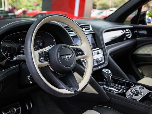 Used 2022 Bentley Bentayga image 35