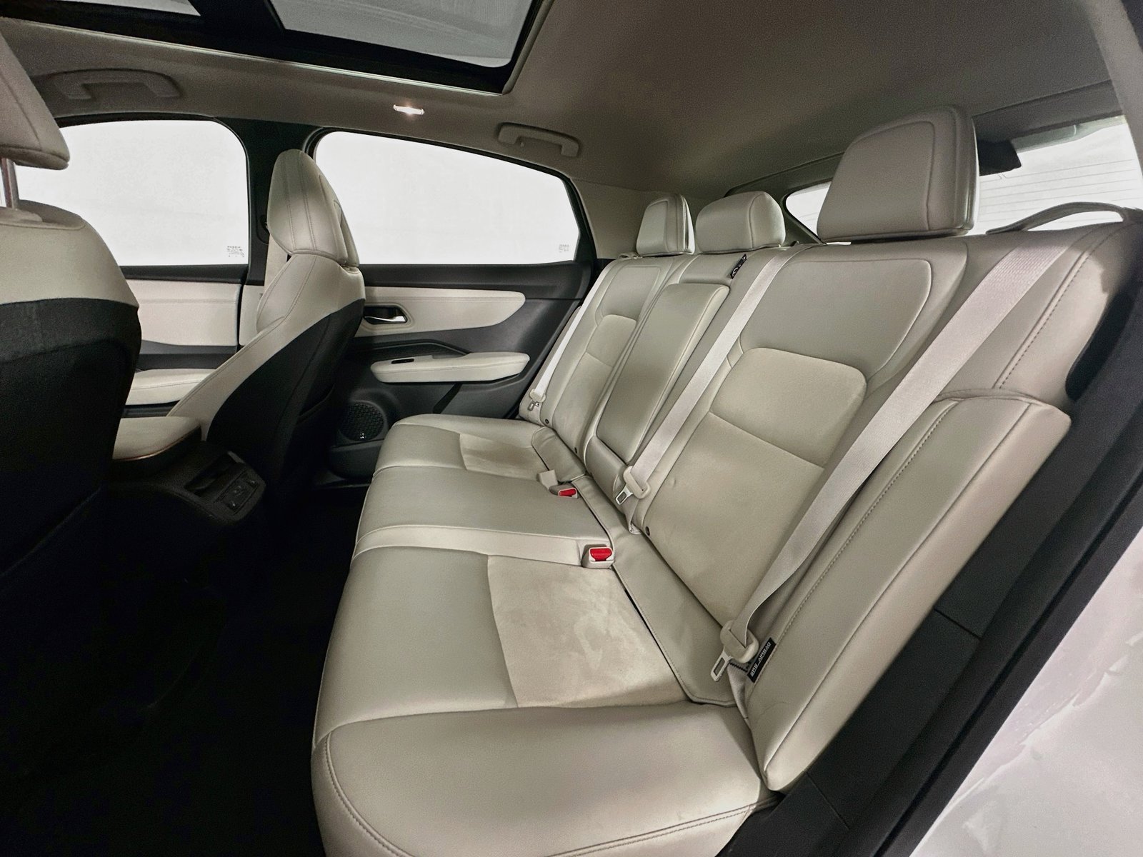 Used 2024 Nissan Ariya FWD image 25