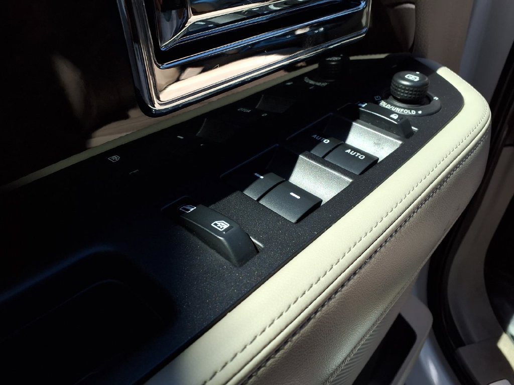Used 2015 Lincoln Navigator 2WD image 18