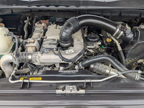 Used 2018 Nissan Titan SL w/ Chrome Package AWD/4WD image 23